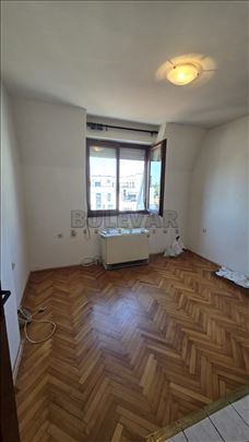 Izdaje se nenamešten stan u blizini Filozofskog fa