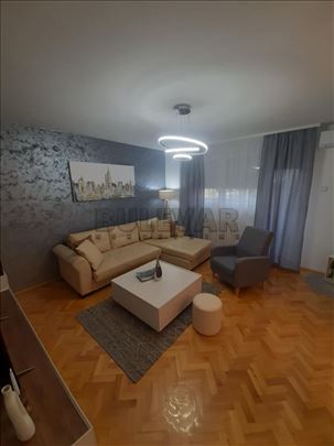 Izdaje se stan na Bulevaru Nemanjića