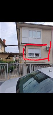 Izdajem stan  u kući 