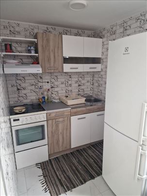 Kuca pored Holivuda, 1.5 32m2, renovirana