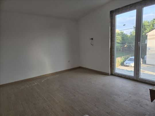 Magacin 200m2 +2 stana po 48m2 