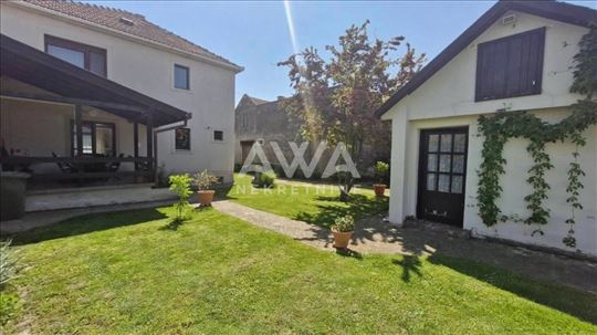 Na prodaju spratna kuća sa velikim placem – mirna 