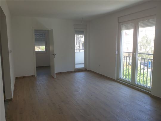 Novi Sad Podbara dvoiposoban 64m2 Hitno!