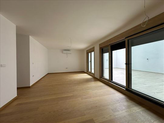 Nov,3.0, kod Gradske bolnice,76m2(75m2 dvoriste)