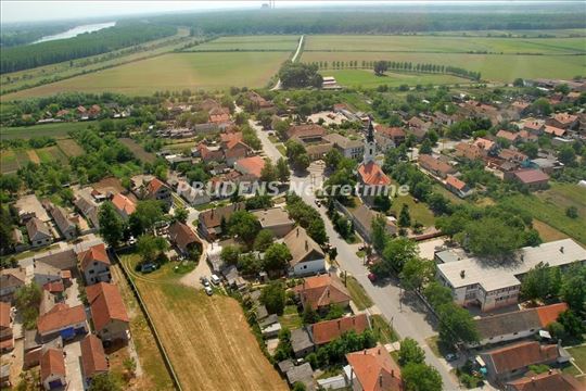 Atraktivan građevinski plac u Boljevcima