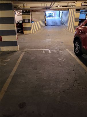 Premium mesto 13m2 - ugao Niške i Sredačke