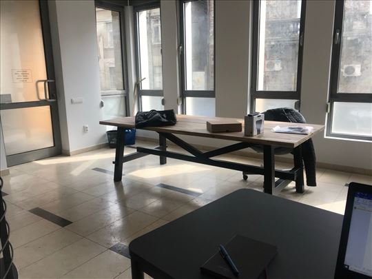 Lokal na Vračaru sa izlogom
