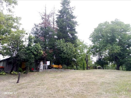 Vrdnik vikendica 52m2 sa sopstvenim izvorom HITNO!