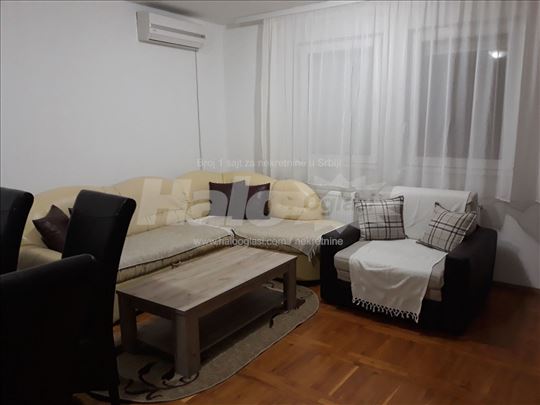 Centar Petrovaradina, jednoiposoban 48m2, namešten