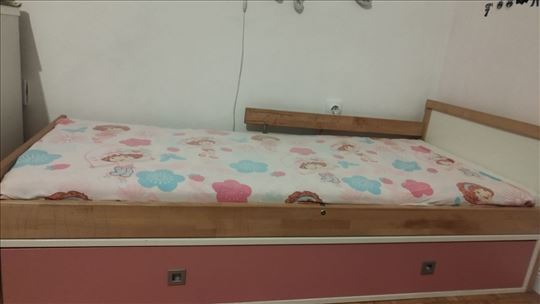 Dečiji krevet sa ogradicom 