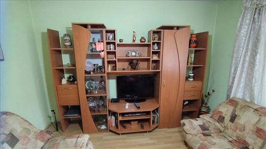 Na prodaju vitrina sa policama i ormarima