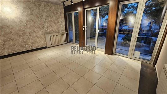 Odličan, mereno 140m2, sa garažnim mestom