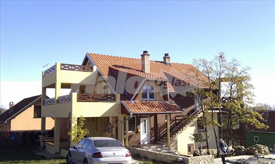 Prodajem prizemlje za apartmane ili magacin