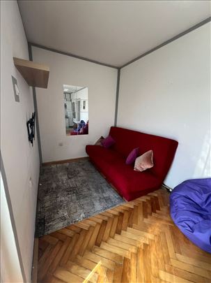 Izdaje se 1.5 u  Šantićevoj