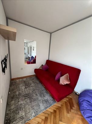 Izdaje se 1.5 u  Šantićevoj