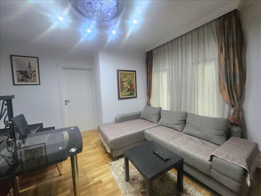 Lux opremljen stan sa garažom