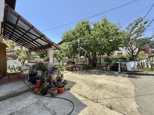 Odlična kuća sa dvorištem, bruto površine 245 m2 I