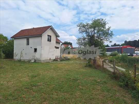 Prodajem kucu 114m² i plac 23ara