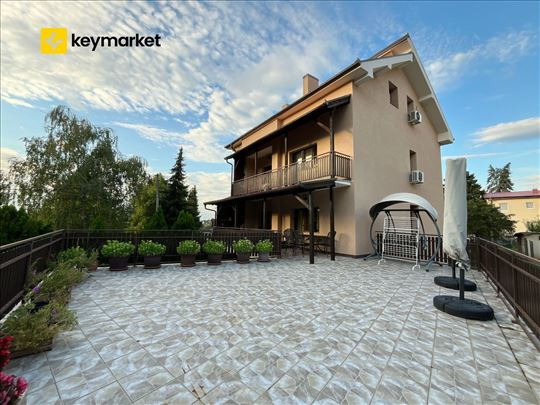 Uknjižena kuća od 420m2 bruto sa 7 ari placa