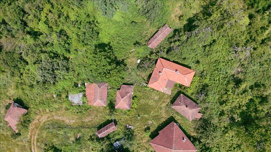 12 hektara zemljište i objekti