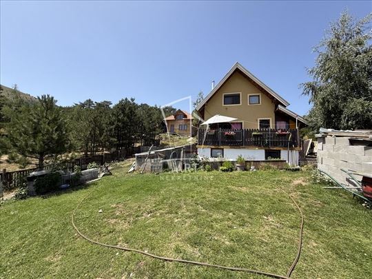 Dve kuće, mereno 186 m2, plac 9.17 ari, okruženo p