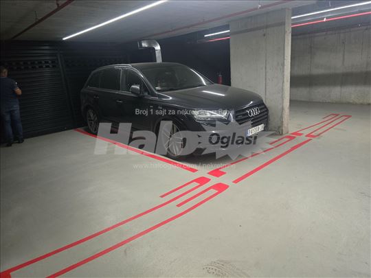 Garažno mesto sa ostavim u zlatnoj zgradi u centru