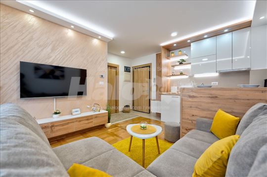 Izdavanje stana na mesečnom nivou 600m od centra