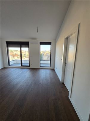 Nov, useljiv 4.0 penthaus kod Vuka, 92m2, garažno