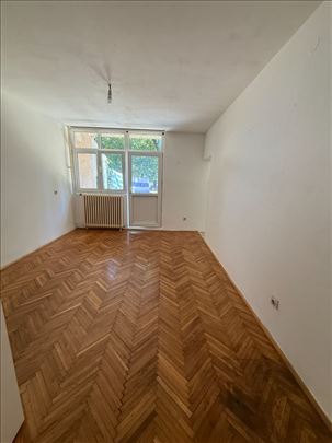 Prodaje se povoljno uknjižena garsonjera u Borči