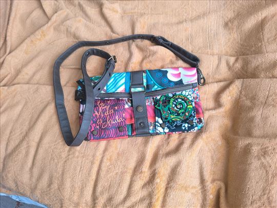Ženska torba, u bojama Desigual