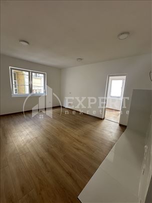 Izdaje se poslovni prostor (stan) u centru, 50 m2