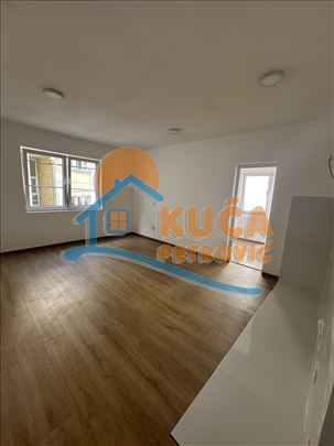 Izdaje se poslovni prostor (stan) u centru, 50 m2