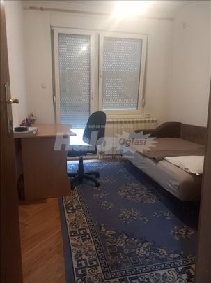Izdajem  stan , 2 sobe + čajna kuhinja , centar 