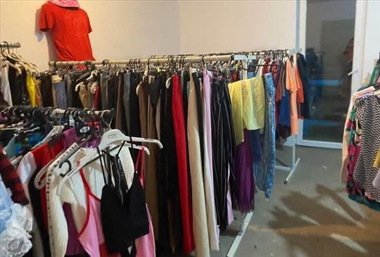Prodajem preko 2500 komada garderobe