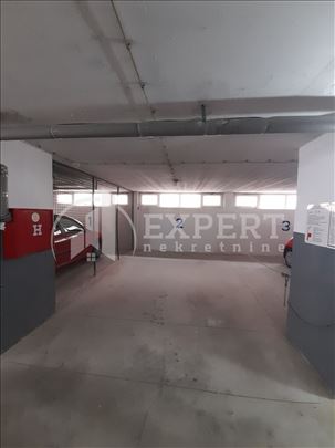 Izdaje se garažno mesto u podzemnoj garaži, 18m2