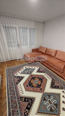 Izdajem stan sa zasebnim ulazaom 