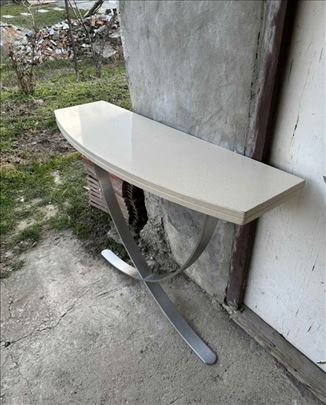Konzolni mermerni sto montiran uz zid