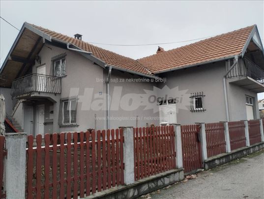 Na prodaju porodična kuca u Blacu 