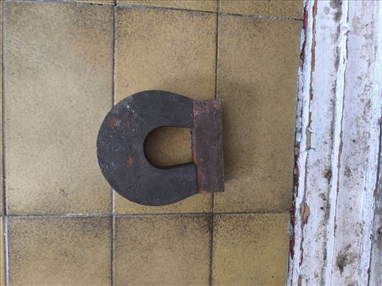  PotkovicastI magnet sa jakim magnetskim poljem.