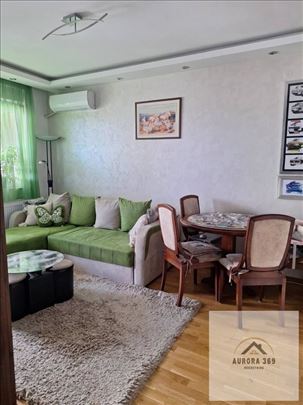 Prodaje Se Lep Dvoiposoban Stan U Novom Sadu- Somb