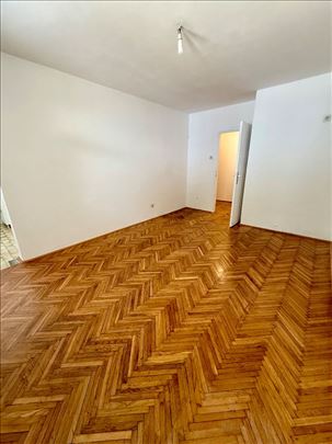 Prodaje se povoljno uknjižena garsonjera u Borči
