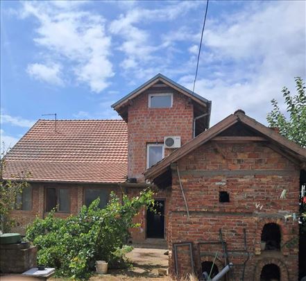 2 objekta, stambeni i poslovni, 818 m2 na 15ari