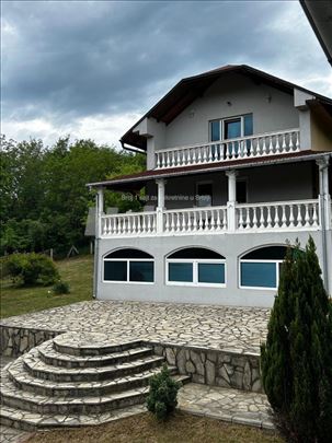Na prodaju: Dve kuće na placu okruženom zelenilom