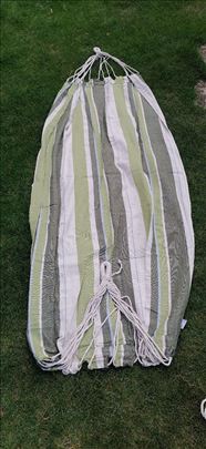 Viseca lezaljka zeleno-bež boje