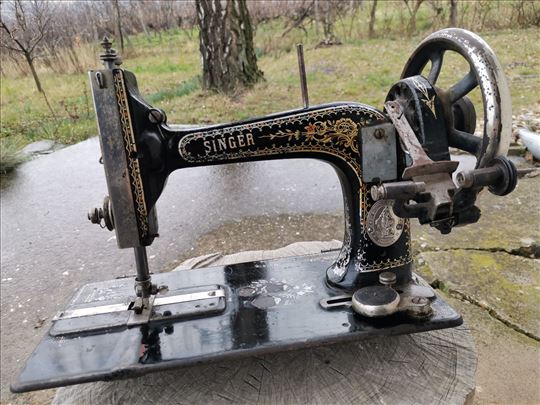 Mašina SINGER stara 155 godina