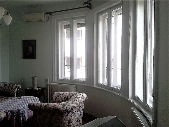 Vukov spomenik, Držićeva, salonska zgr, namešten..