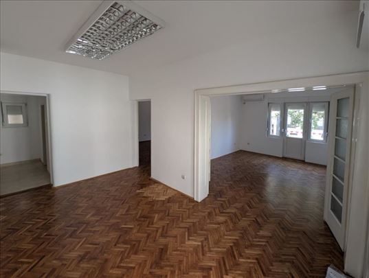 Dvosoban stan 72 m², Crveni krst, Sazonova, 1. spr
