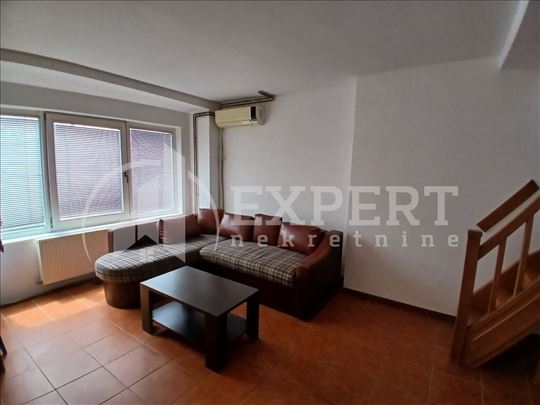 Izdaje se dupleks stan preko puta hale Čair, 54m2