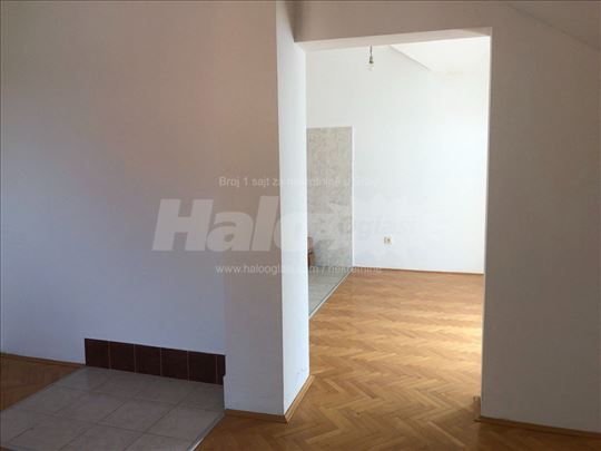 Trosoban stan u privatnoj kući -Batajnica (Zemun) 