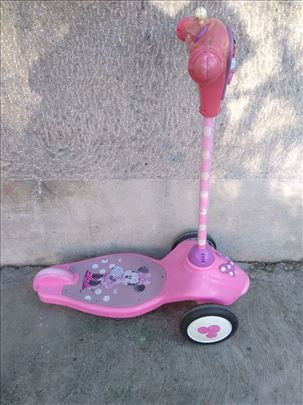 Trotinet Disney sa tri tocka – dva napred i jedan